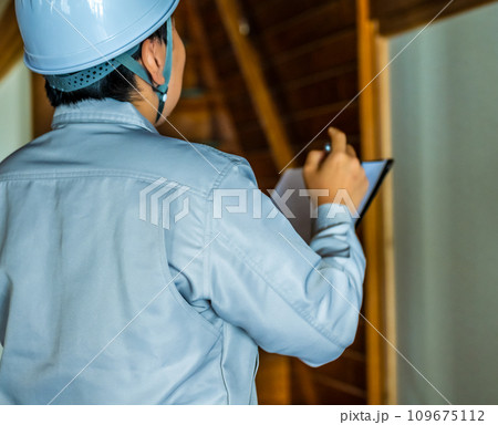 グレーの作業着を着た業者の点検や見積もりシリーズ グレーの作業着を着た業者の点検や見積もりシリーズ 109675112