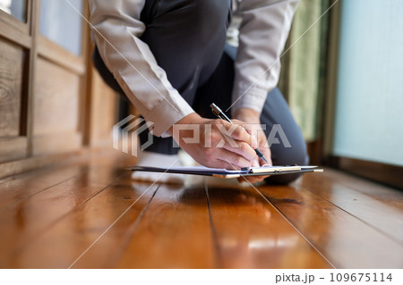 グレーの作業着を着た業者の点検や見積もりシリーズ グレーの作業着を着た業者の点検や見積もりシリーズ 109675114