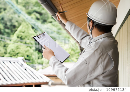 グレーの作業着を着た業者の点検や見積もりシリーズ 109675124