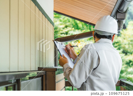 グレーの作業着を着た業者の点検や見積もりシリーズ 109675125