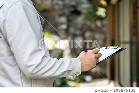 グレーの作業着を着た業者の点検や見積もりシリーズ グレーの作業着を着た業者の点検や見積もりシリーズ 109675139