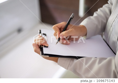 グレーの作業着を着た業者の点検や見積もりシリーズ 109675143