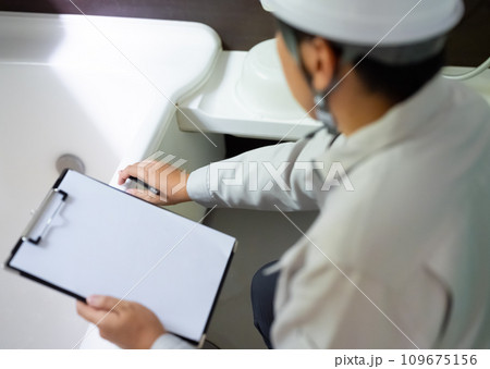 グレーの作業着を着た業者の点検や見積もりシリーズ グレーの作業着を着た業者の点検や見積もりシリーズ 109675156