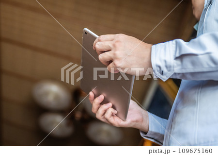 グレーの作業着を着た業者の点検や見積もりシリーズ グレーの作業着を着た業者の点検や見積もりシリーズ 109675160