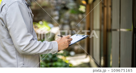 グレーの作業着を着た業者の点検や見積もりシリーズ グレーの作業着を着た業者の点検や見積もりシリーズ 109675165