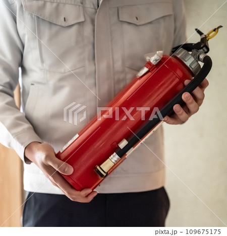 消火器を持った男性の作業員 109675175