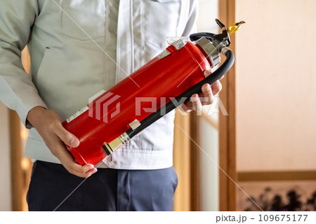 消火器を持った男性の作業員 109675177
