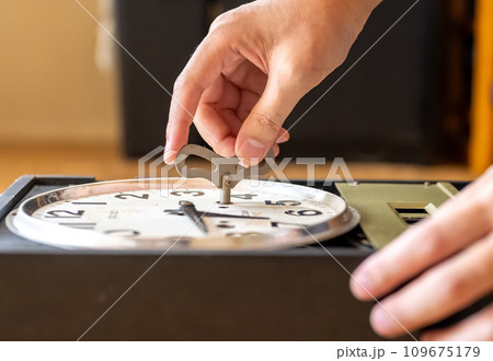 古い時計の点検 古い時計の点検 109675179