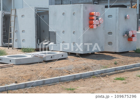 工事現場　電線共同溝の搬入 109675296