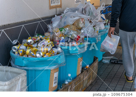 あふれるゴミ集積所 ごみを捨てる男性 あふれるゴミ集積所 ごみを捨てる男性 109675304