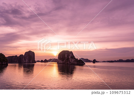 ベトナム ハロン湾クルーズのクルーズ船の船上デッキからの夕陽の眺め ベトナム ハロン湾クルーズのクルーズ船の船上デッキからの夕陽の眺め 109675312