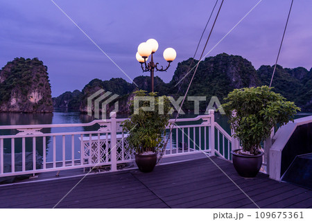 ベトナム　ハロン湾クルーズのクルーズ船の船上デッキからの夕方の眺め 109675361