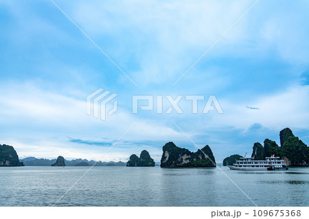 ベトナム　奇岩が続くハロン湾クルーズのクルーズ船 109675368