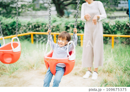 公園でブランコをする親子 公園でブランコをする親子 109675375