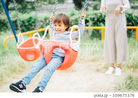 公園でブランコをする親子 公園でブランコをする親子 109675376