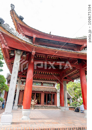 ベトナム ハノイのホアンキエム湖内のゴックソン島に建つ寺院玉山祠 109675394