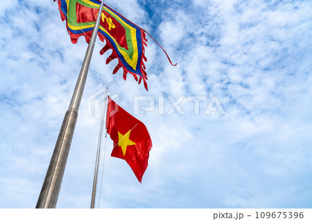 ベトナム ハノイのホアンキエム湖内のゴックソン島に建つ寺院玉山祠の旗 109675396