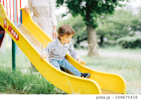 滑り台で遊ぶ親子 滑り台で遊ぶ親子 109675419