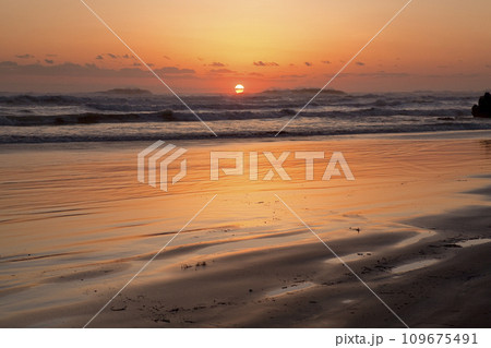 秋の薄磯海岸の波と朝日 109675491