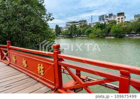ベトナム ハノイのホアンキエム湖内のゴックソン島に建つ寺院玉山祠への赤い橋 109675499