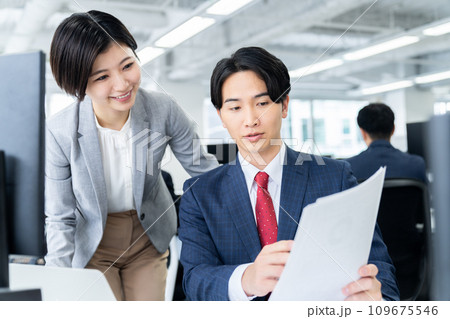 オフィスで話す若いビジネスマン　 109675546