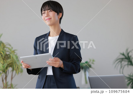 タブレットを持ち微笑むビジネスウーマン1 109675684