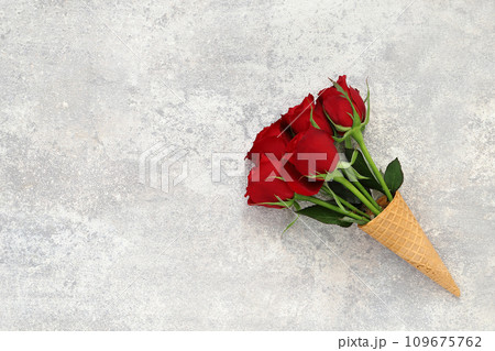 アイスクリームコーンカップの入った赤い薔薇の花束 フラワーコーンカップ アイスクリームコーンカップの入った赤い薔薇の花束 フラワーコーンカップ 109675762