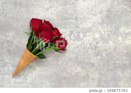 アイスクリームコーンカップの入った赤い薔薇の花束　フラワーコーンカップ 109675763