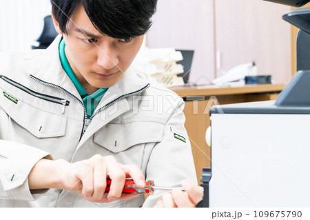 メンテナンスをする工具を持ったサービスマン メンテナンスをする工具を持ったサービスマン 109675790