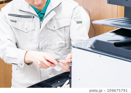 オンサイトでメンテナンスをするサービスマン 顔無し オンサイトでメンテナンスをするサービスマン 顔無し 109675791