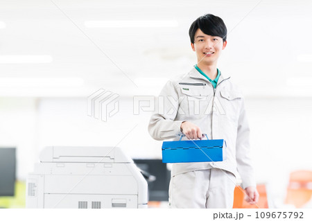 メンテナンスをする工具を持ったサービスマン メンテナンスをする工具を持ったサービスマン 109675792
