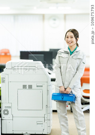 工具を持った女性エンジニア 工具を持った女性エンジニア 109675793