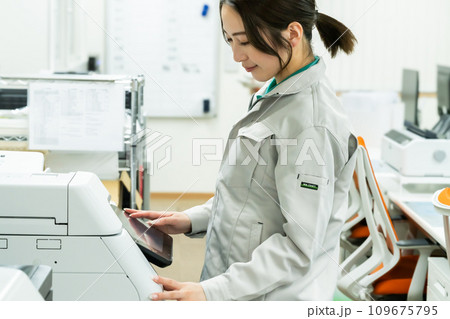 ドキュメントをデータ化する若い女性 109675795