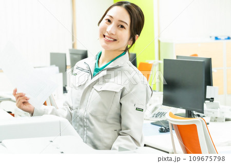 ドキュメントをデータ化する若い女性 109675798