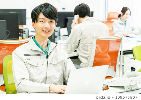 洗練されたオフィスで働く男性エンジニア 109675807