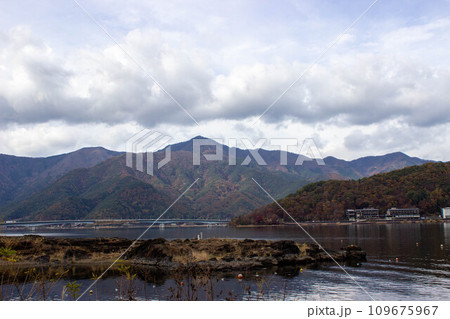 林作公園から見た河口湖と向こう岸 109675967