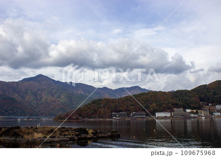 林作公園から見た河口湖と向こう岸 林作公園から見た河口湖と向こう岸 109675968