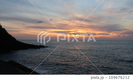 日本海増毛町から沈む太陽と海 109676212