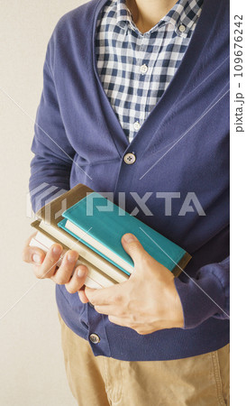 本を持つ男性 109676242