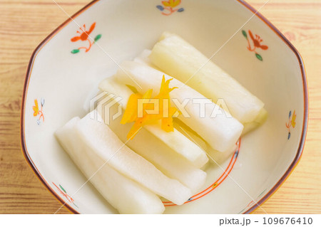 冬の味覚 ゆず大根の漬物 冬の味覚 ゆず大根の漬物 109676410