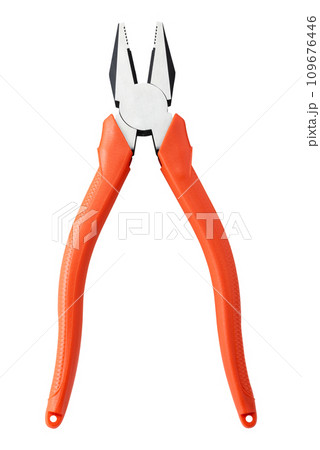 開いたペンチ_白背景 109676446