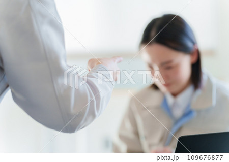 上司に怒られる女性ビジネスマン（クレーム・叱責・説教） 109676877