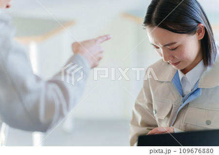 上司に怒られる女性ビジネスマン(クレーム・叱責・説教) 上司に怒られる女性ビジネスマン(クレーム・叱責・説教) 109676880