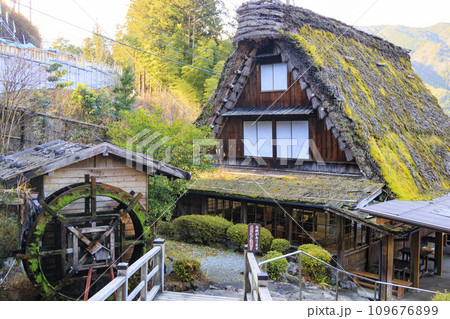 晩秋の下呂温泉合掌村 109676899