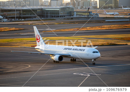 羽田空港の風景・タキシングする旅客機・日本航空ボーイング767 109676979