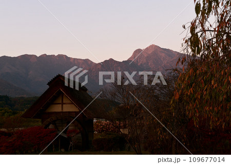 北杜市武川町の水車公園にて、水車小屋の向うの朝焼けの甲斐駒ケ岳 109677014
