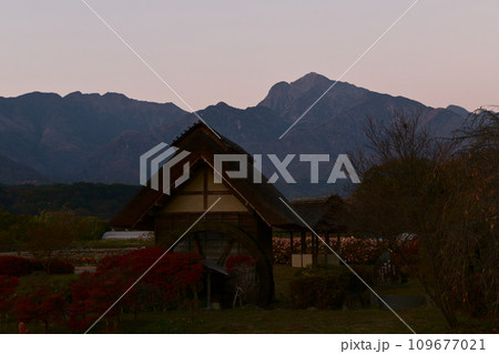 北杜市武川町の水車公園にて、水車小屋の向うの朝焼けの甲斐駒ケ岳 北杜市武川町の水車公園にて、水車小屋の向うの朝焼けの甲斐駒ケ岳 109677021