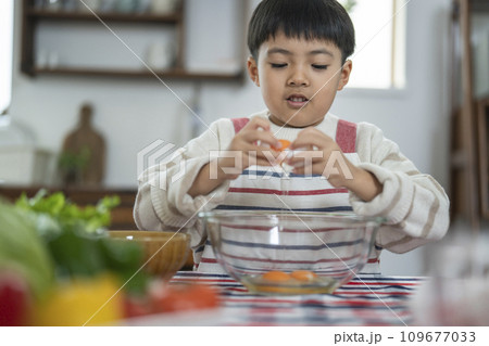 卵を割る男の子 卵を割る男の子 109677033
