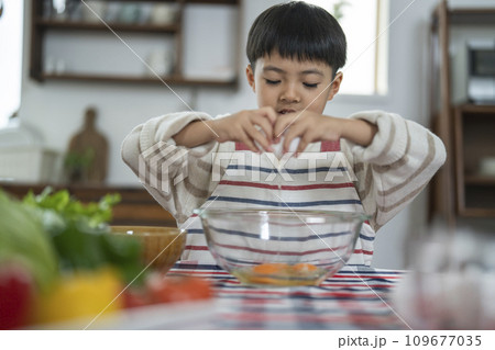 卵を割る7歳の男の子 卵を割る7歳の男の子 109677035