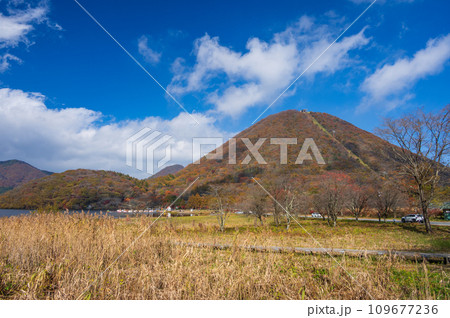 秋の榛名山　榛名富士 109677236